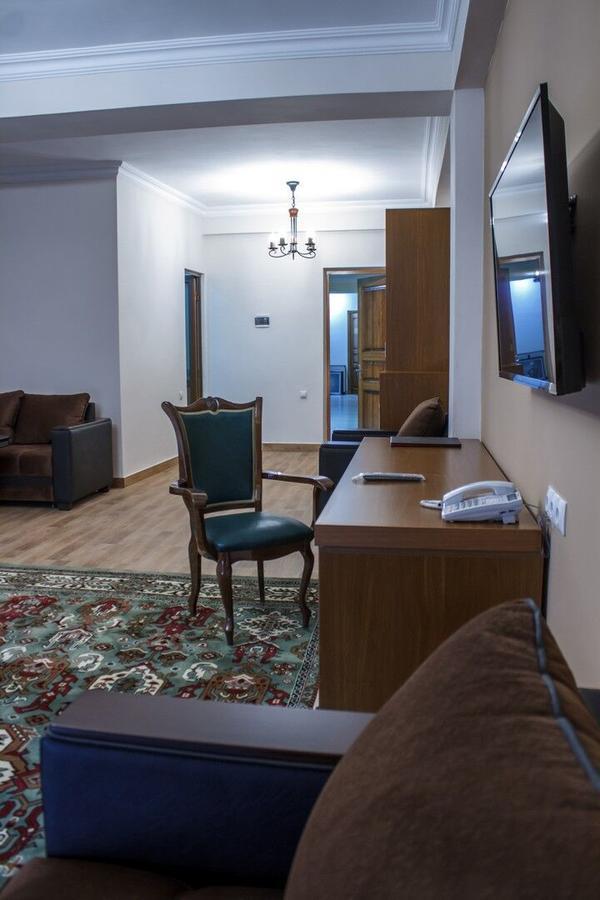 Hotel Plaza Viktoria Gjumri Exteriör bild