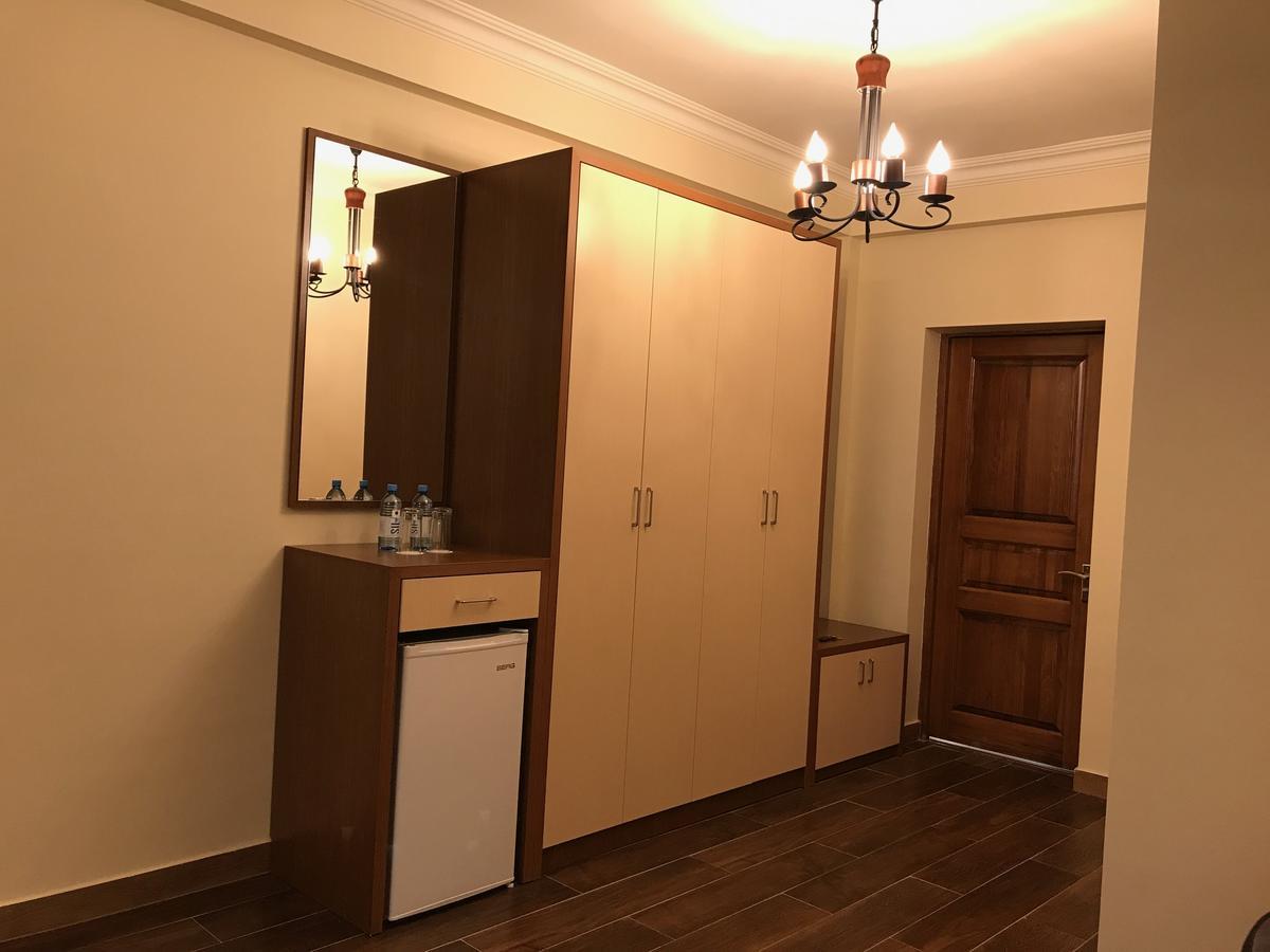 Hotel Plaza Viktoria Gjumri Exteriör bild