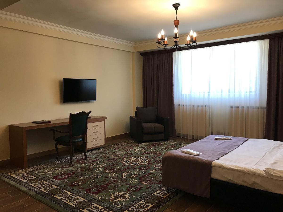 Hotel Plaza Viktoria Gjumri Exteriör bild