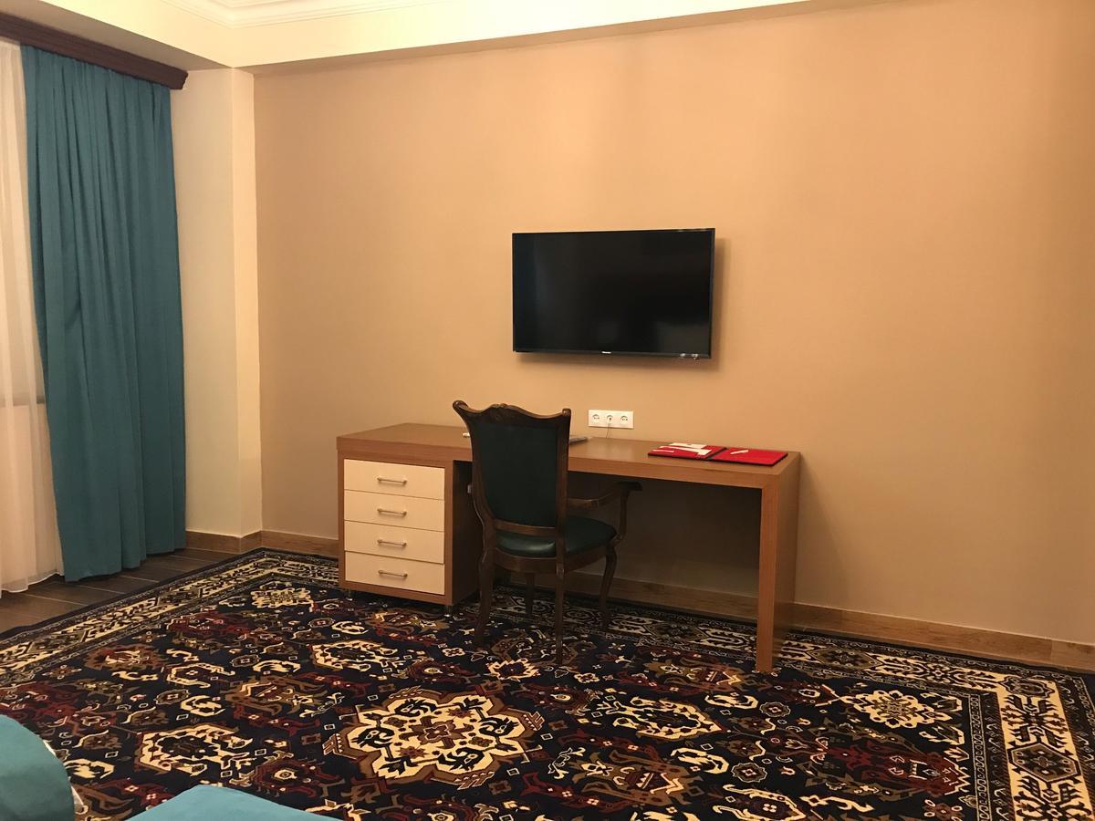 Hotel Plaza Viktoria Gjumri Exteriör bild