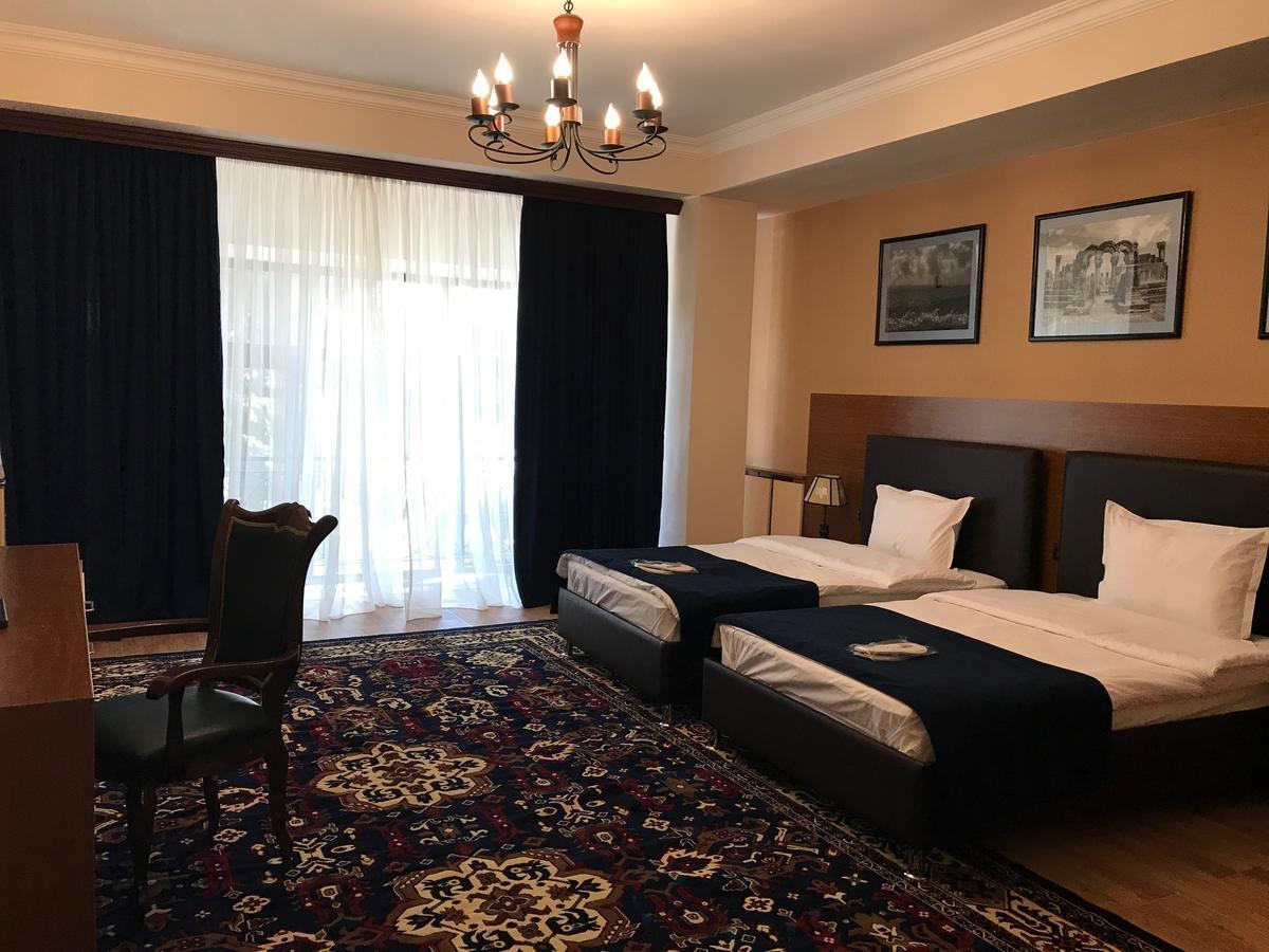 Hotel Plaza Viktoria Gjumri Exteriör bild
