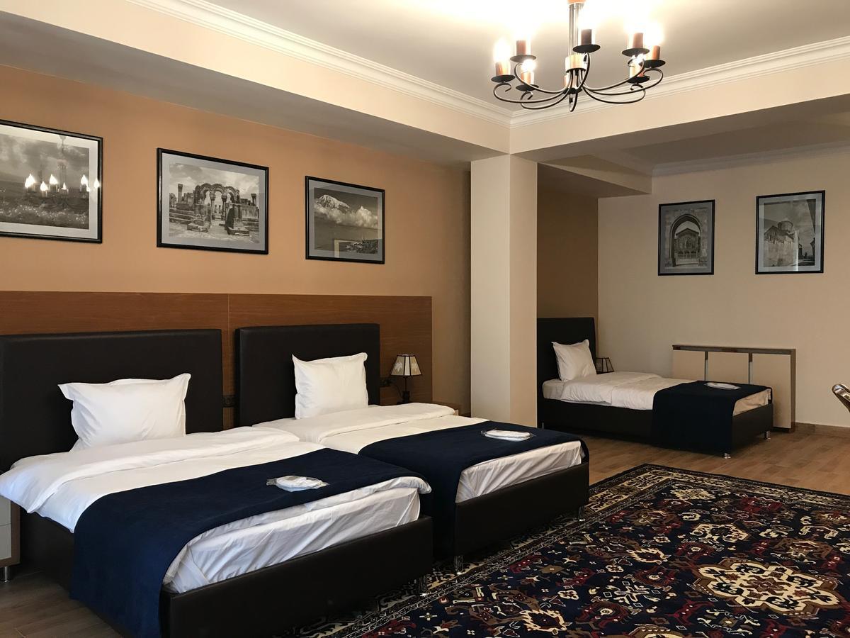 Hotel Plaza Viktoria Gjumri Exteriör bild