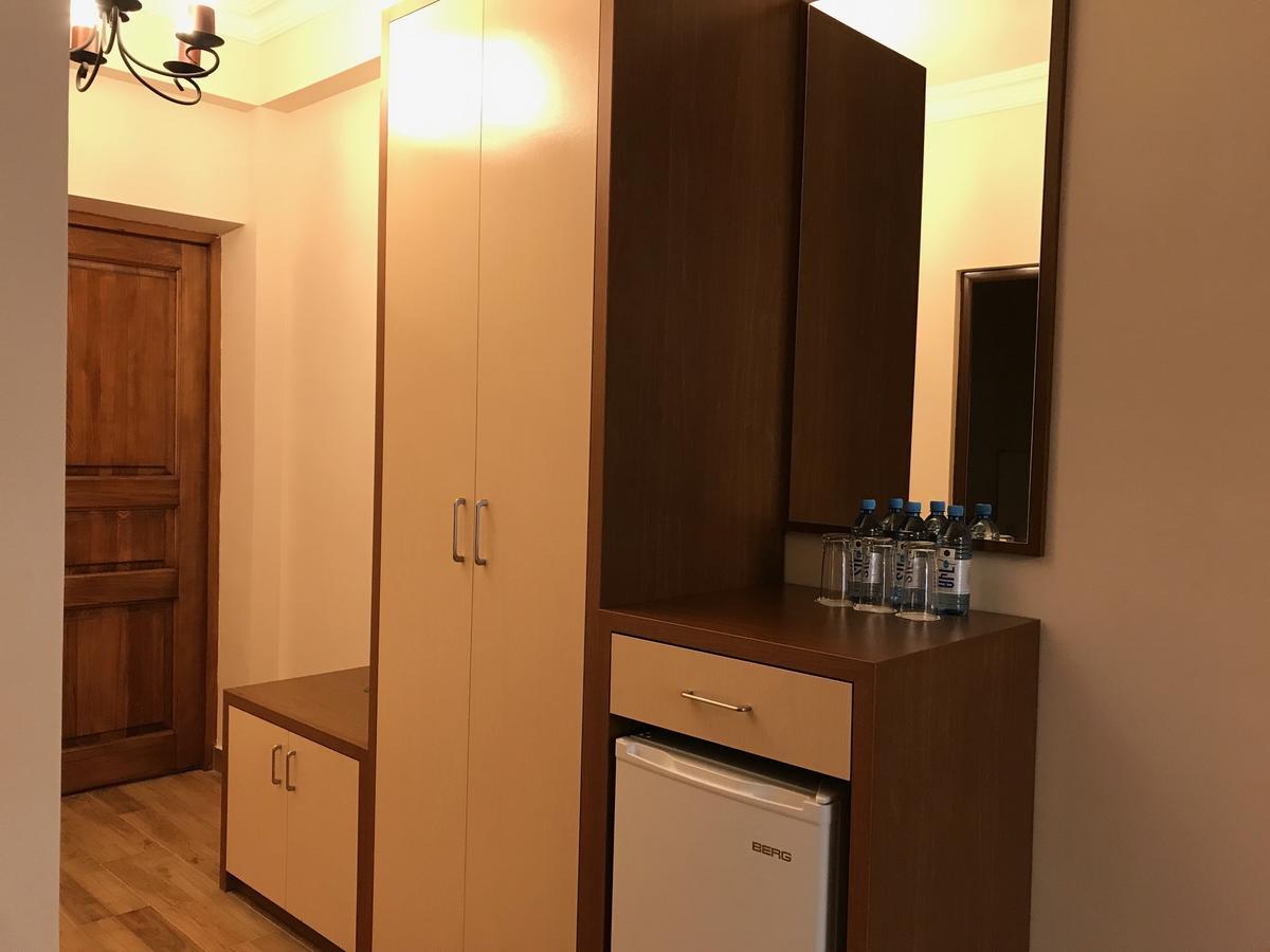 Hotel Plaza Viktoria Gjumri Exteriör bild