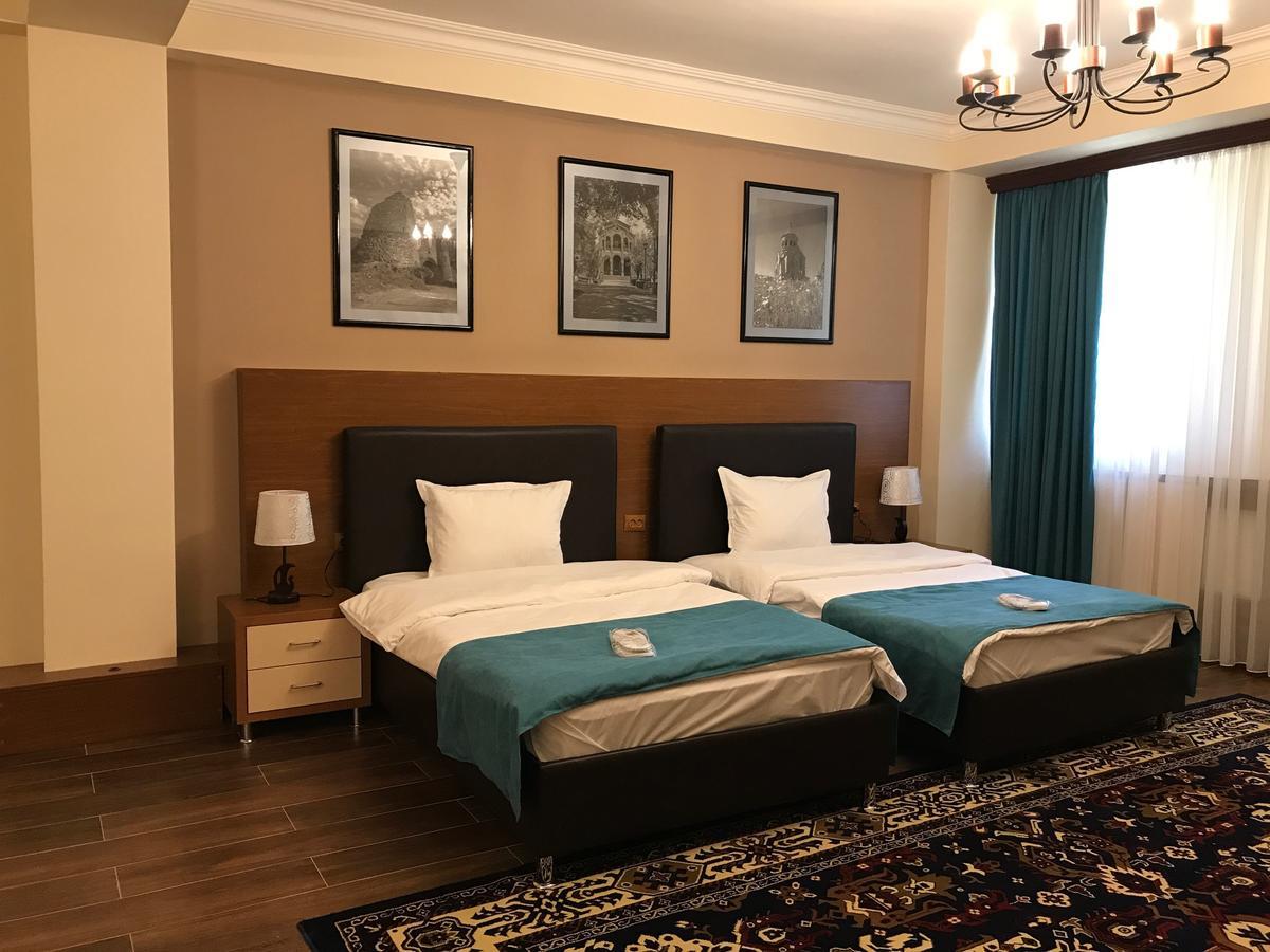 Hotel Plaza Viktoria Gjumri Exteriör bild