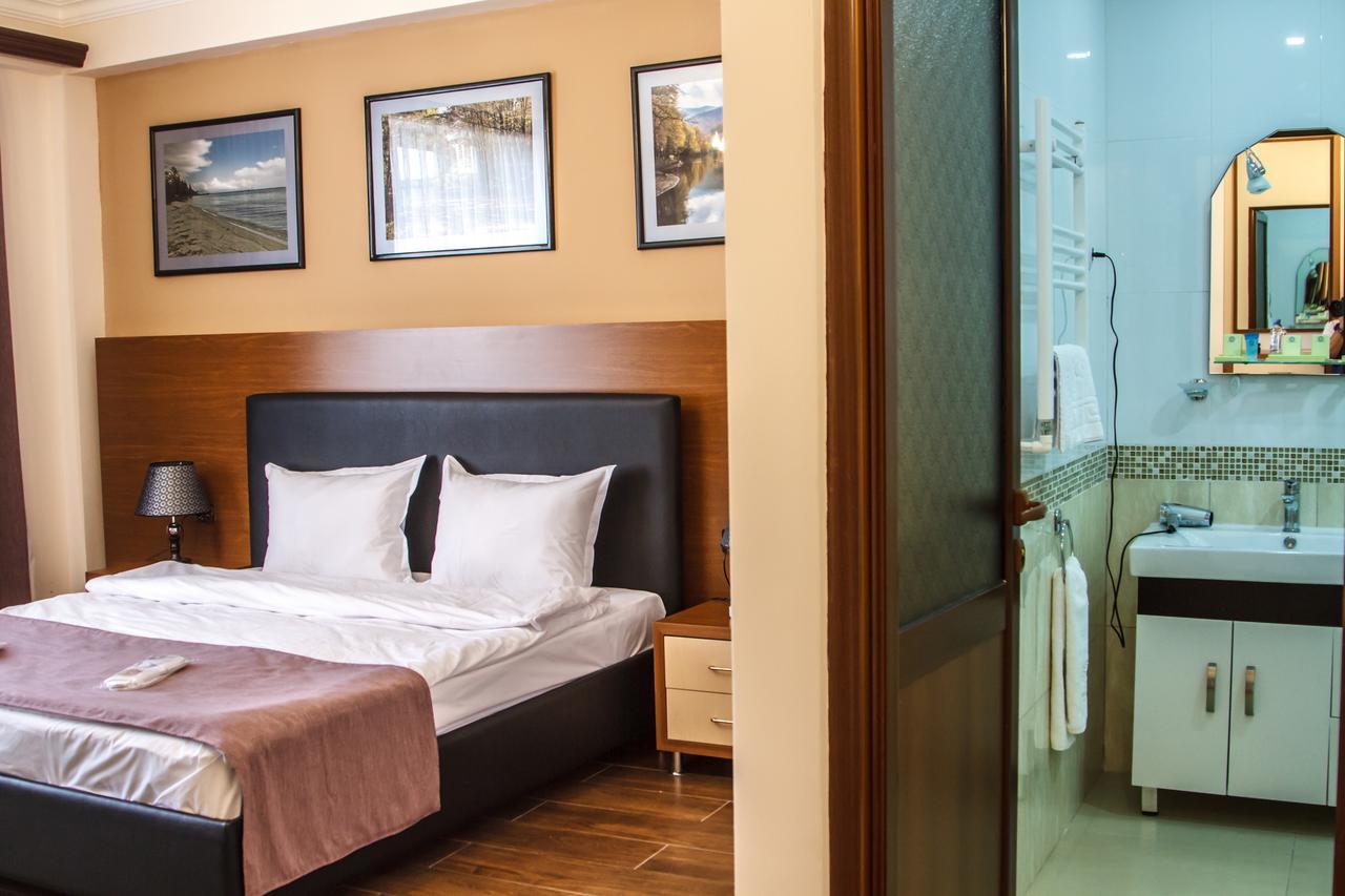 Hotel Plaza Viktoria Gjumri Exteriör bild