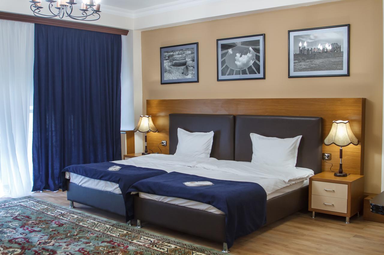 Hotel Plaza Viktoria Gjumri Exteriör bild
