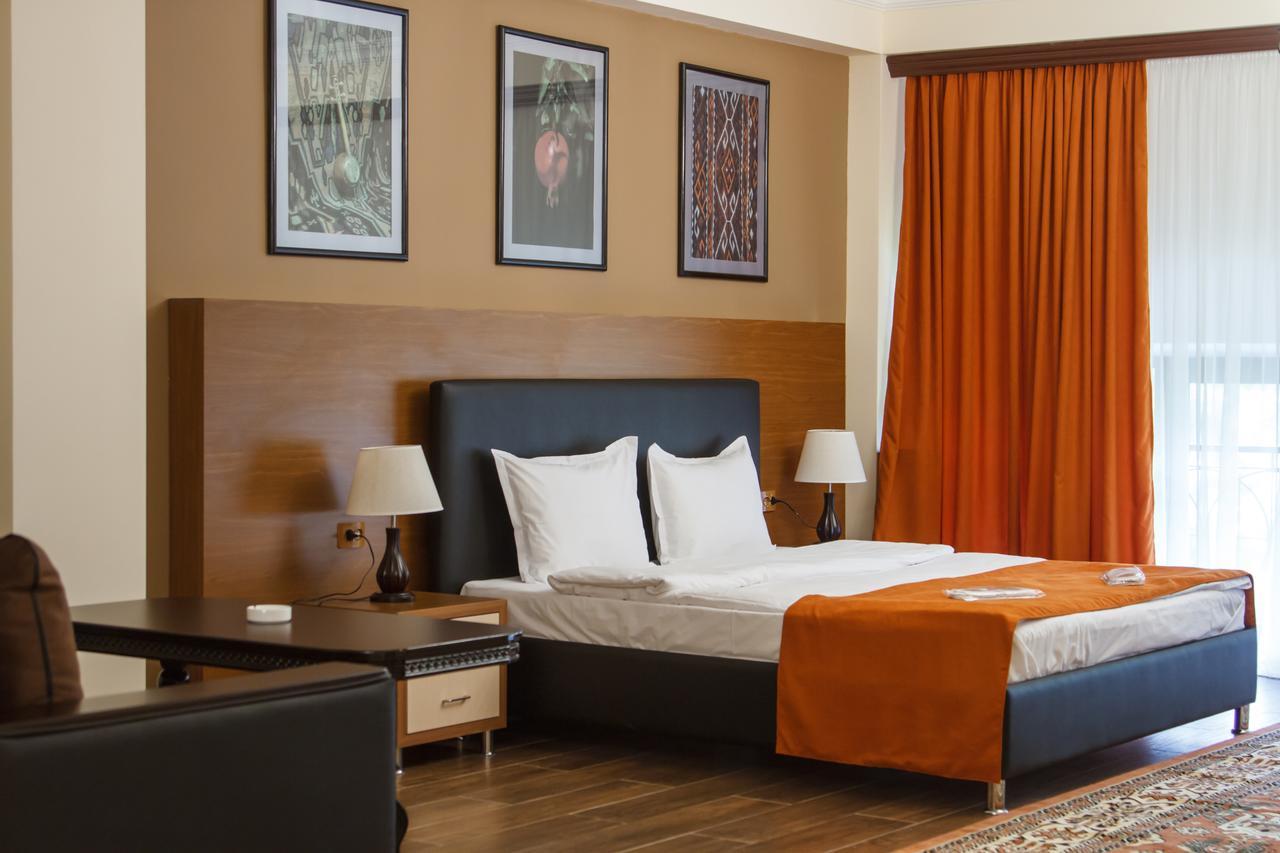 Hotel Plaza Viktoria Gjumri Exteriör bild