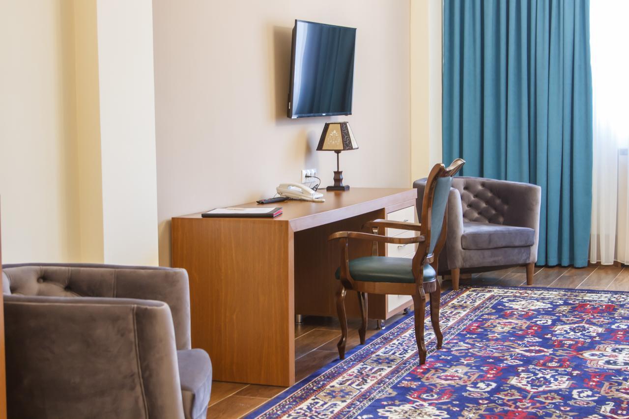 Hotel Plaza Viktoria Gjumri Exteriör bild