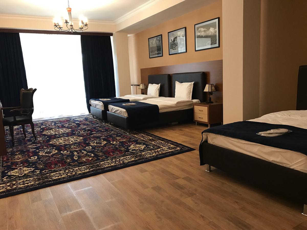 Hotel Plaza Viktoria Gjumri Exteriör bild