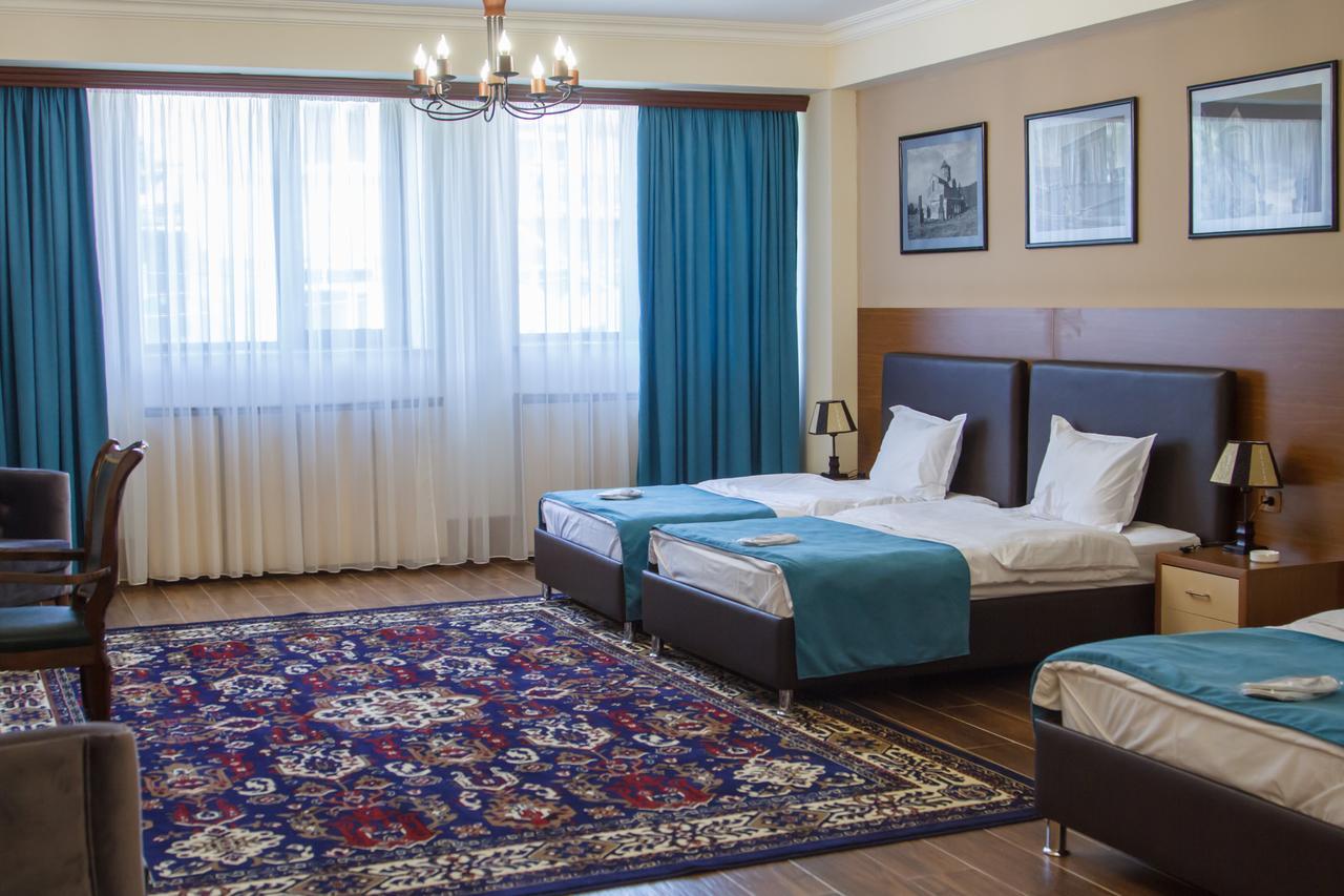 Hotel Plaza Viktoria Gjumri Exteriör bild