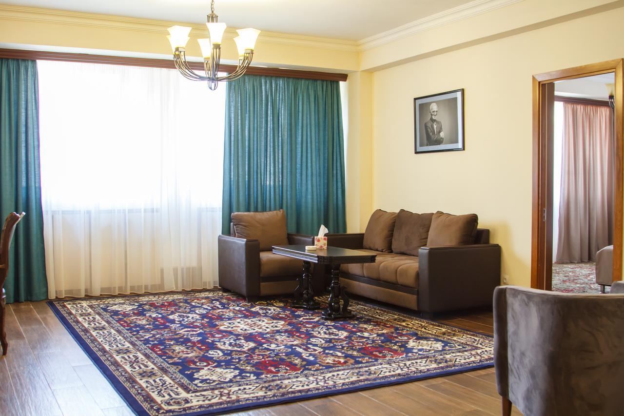 Hotel Plaza Viktoria Gjumri Exteriör bild